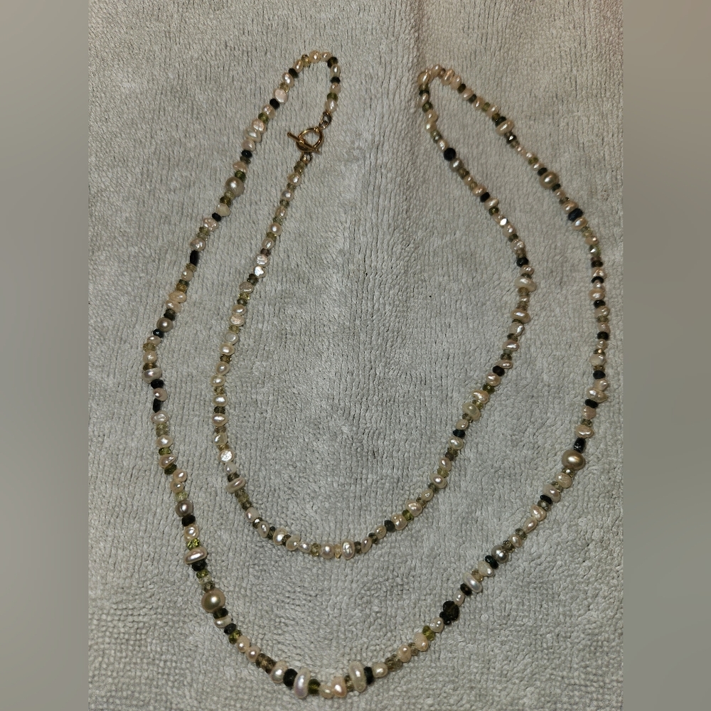 AUTHENTIC PEARLS AND SEMI PRECIOUS STONES W/ GOLD PLATED TOGGLE CLASP. 📸